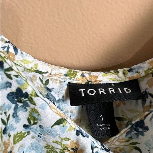 Torrid Size 1 Sunshine Ditzy Floral Peplum Georgette Ruffle Surplice Tank Top - Picture 4 of 10